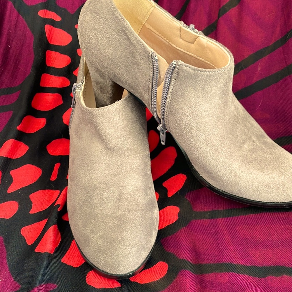 Gray suede Shoeties…. 👡 2 1/4 inch heel